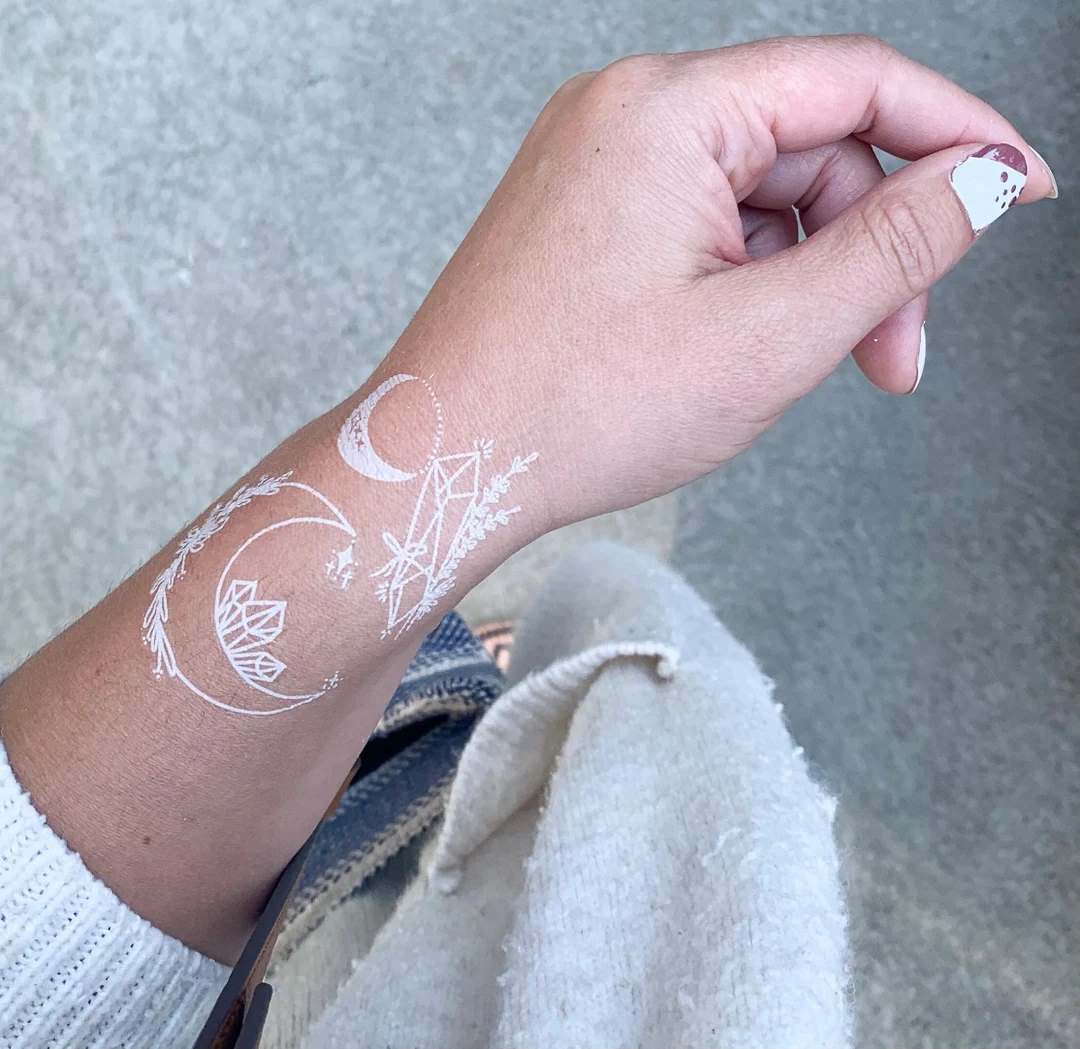 Tattoo màu trắng mặt trăng