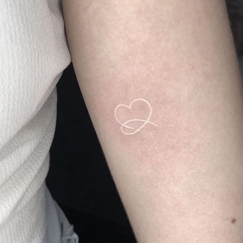 Tattoo màu trắng trái tim mini