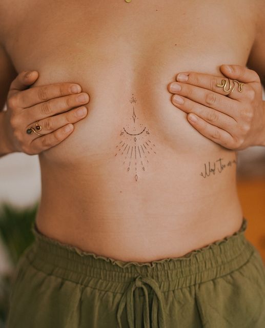 Tattoo Mini Ở Ngực Nữ