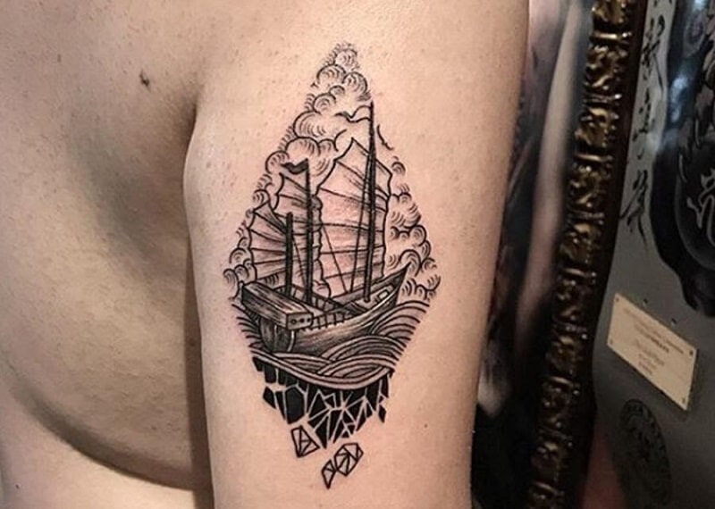 Tattoo thuận buồm xuôi gió trên bắp tay